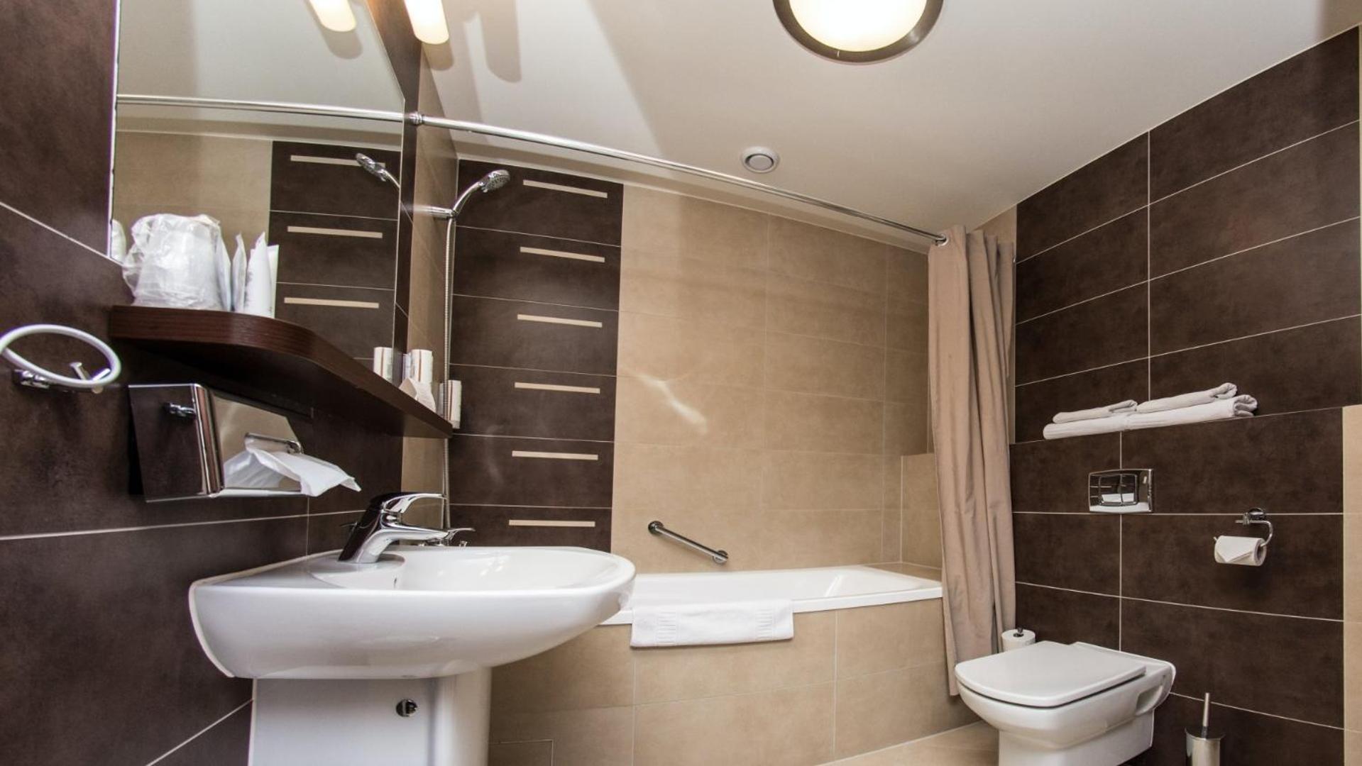 Ruben Hotel Zielona Gora Dış mekan fotoğraf